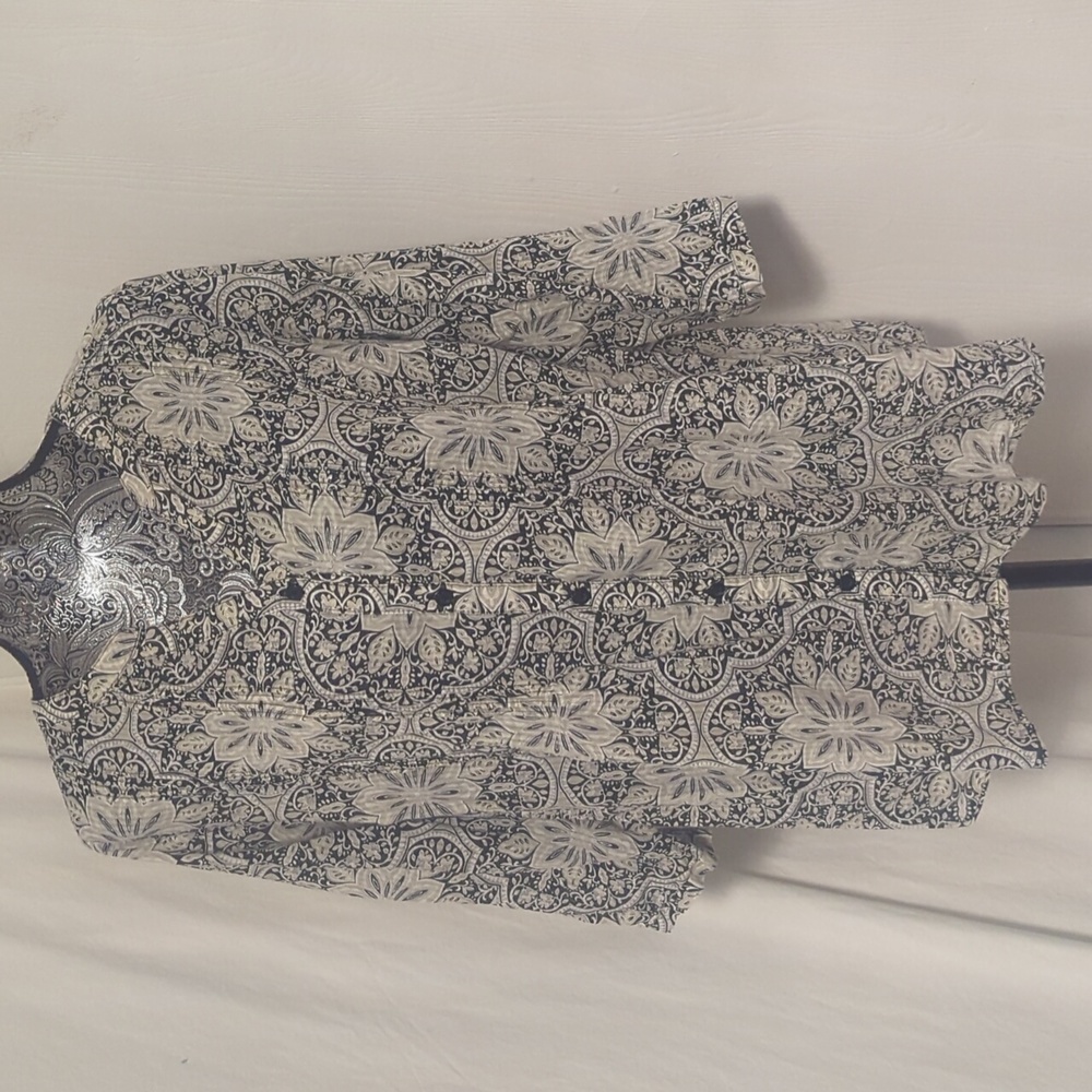 ✨5/$25✨ Croft & Borrow floral button down blouse
